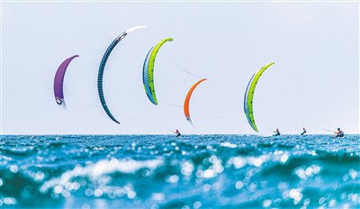 衝浪選手在博鼇海灣乘風破浪。陳澤鋒 攝