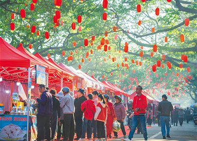 大路鎮年貨一條街紅紅火火。 蒙鍾德 攝