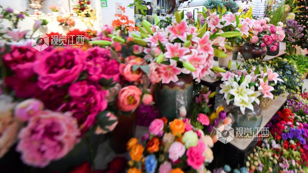 鮮花成為了傳遞祝福、增添喜慶的重要元素，為南昌的春節增添了一抹絢麗的色彩。