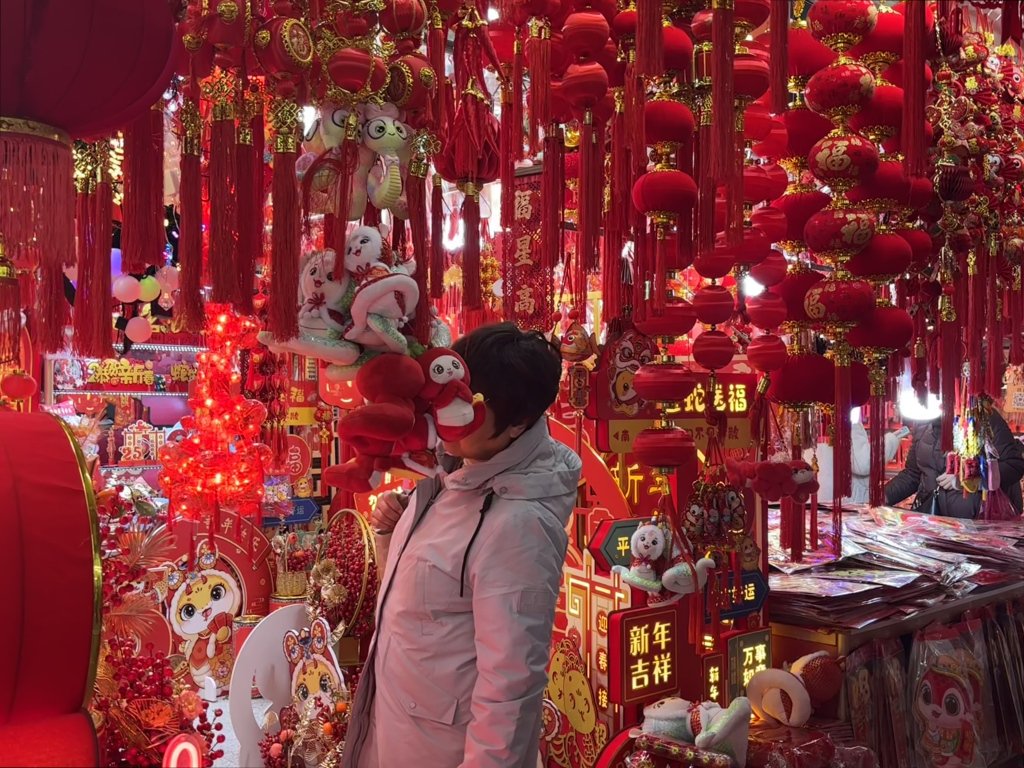 2025年1月23日，上海福佑商廈外，市民正在選購新春飾品。本文圖片均為 澎湃新聞記者 鄒佳雯 攝