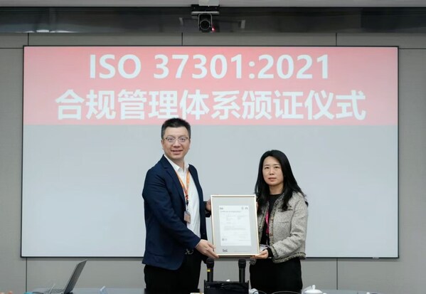 图左:BSI大中华区标准应用方案总监 祝嘉韵;图右:德赛西威执行副总裁&CFO 陈莉