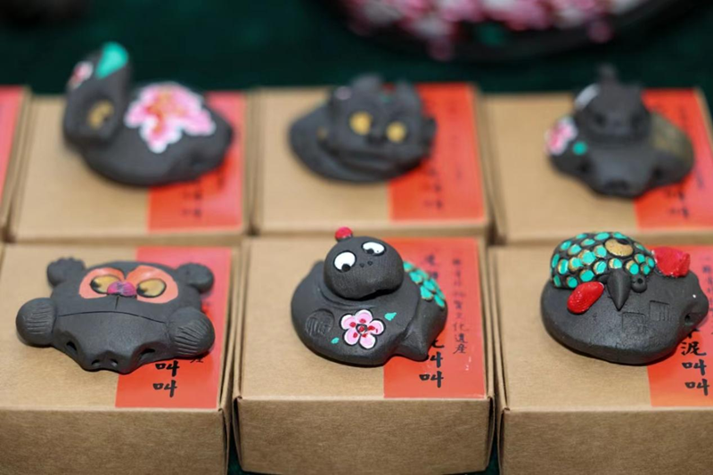 1月22日，在活動現場陳列的中國非遺產品。（海外網 謝明 攝）