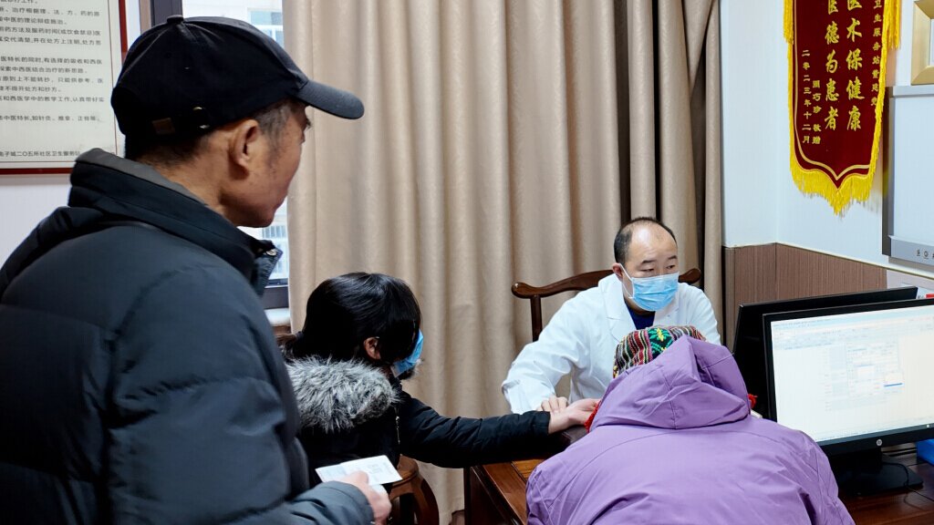 1月20日早上八點半，陝西西安市雁塔區電子城二〇五所社區衛生服務站中醫館副主任醫師董建黨為患者診療。石夢竹 攝