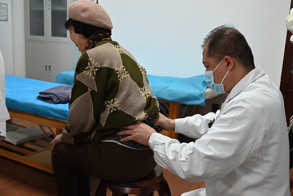 1月20日，二〇五所社區衛生服務站中醫館針灸科主任陳輝為居民伍麗（化名）按摩。林敬 攝