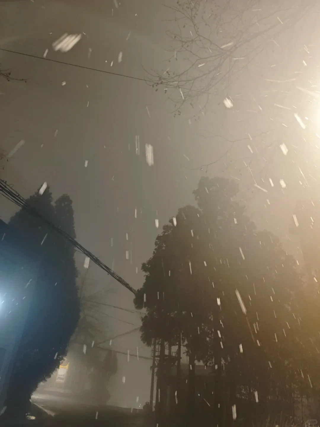 火焰山竟然下雪了!北京四区已出现降雪,河南局地暴雪,连昆明、广东也可能下雪!多地高速封闭、新疆多趟列车停运