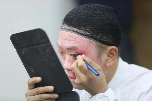 廖奕在化妝，準備登台表演。徐斌/攝