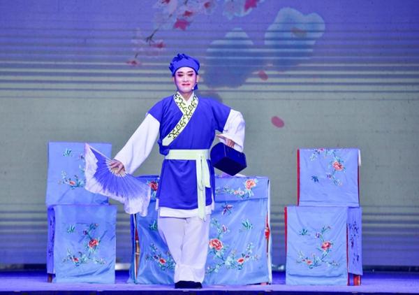 廖奕在舞台上表演。徐斌/攝