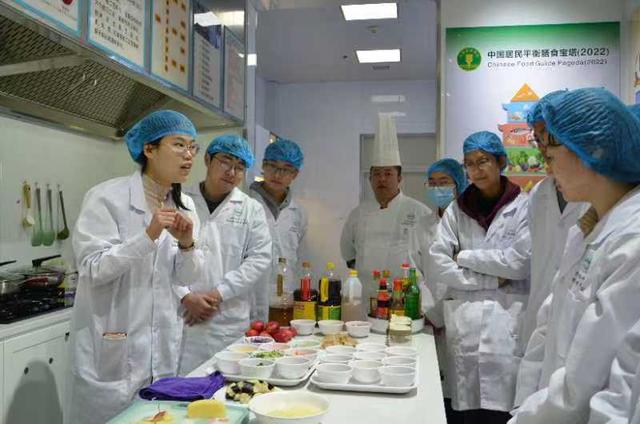 吉林农业大学家政学专业学生正在上课学习相关技能。受访者供图