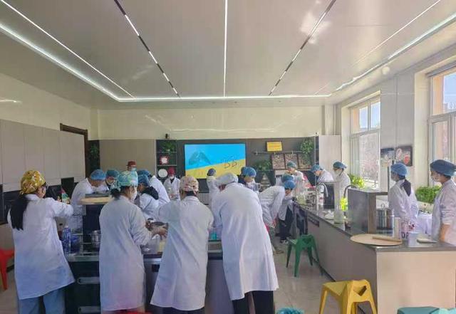 家政学专业学生正在学习相关家政技能。受访者供图