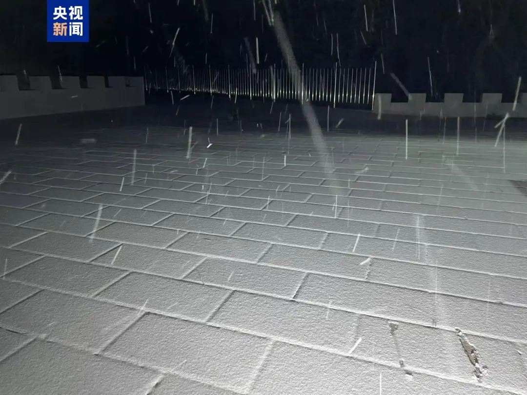 火焰山竟然下雪了!北京四区已出现降雪,河南局地暴雪,连昆明、广东也可能下雪!多地高速封闭、新疆多趟列车停运