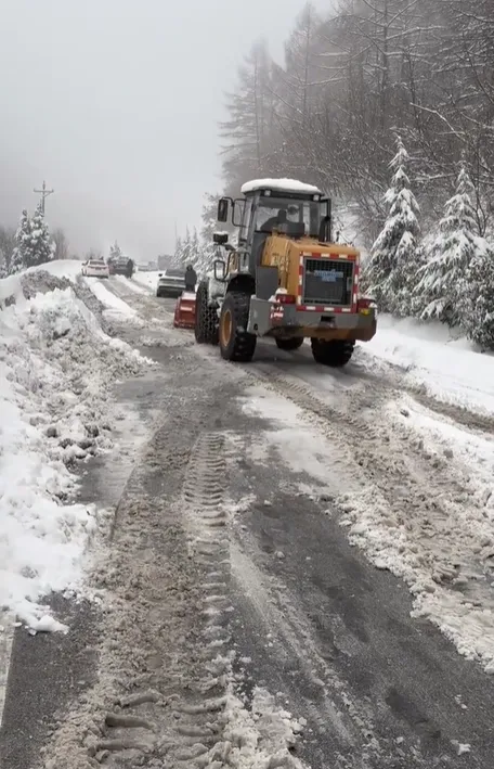 火焰山竟然下雪了!北京四区已出现降雪,河南局地暴雪,连昆明、广东也可能下雪!多地高速封闭、新疆多趟列车停运