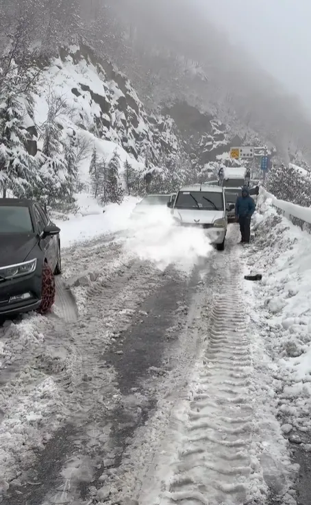 火焰山竟然下雪了!北京四区已出现降雪,河南局地暴雪,连昆明、广东也可能下雪!多地高速封闭、新疆多趟列车停运