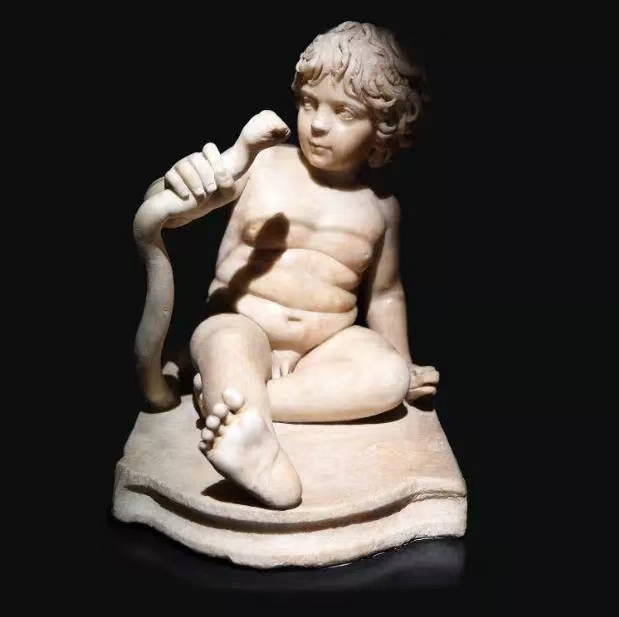 收藏於意大利羅馬卡皮托利尼博物館新宮的公元160-180年年幼赫拉克勒斯與蛇搏鬥像。成都博物館供圖