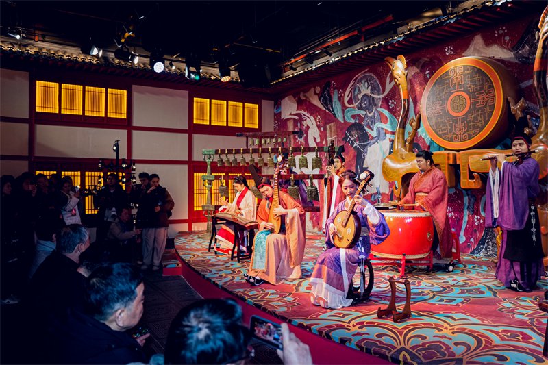 遊客觀看「楚地長歌」中的表演。李正洲攝