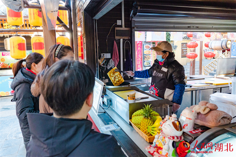 丹恩娟為遊客製作印度飛餅。人民網記者 郭婷婷攝