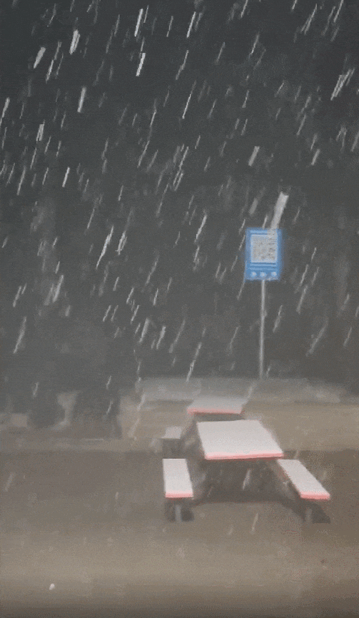 火焰山竟然下雪了!北京四区已出现降雪,河南局地暴雪,连昆明、广东也可能下雪!多地高速封闭、新疆多趟列车停运