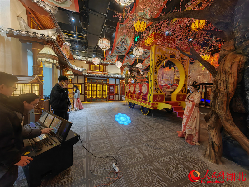 演員帶妝綵排。人民網記者 郭婷婷攝