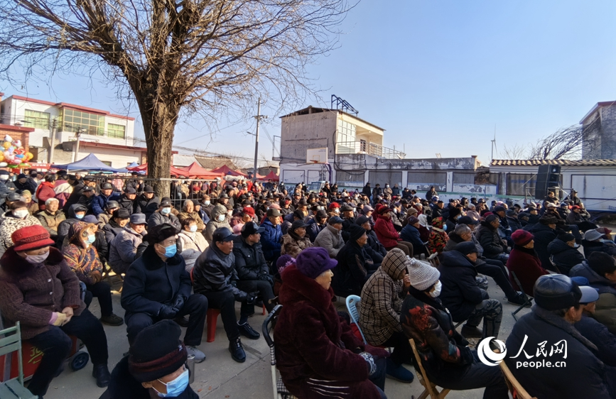 板車劇團演出現場坐滿了觀眾。人民網 辛靜攝