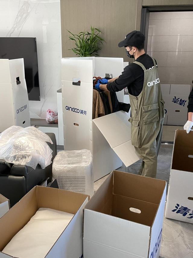 年轻人上门为客户收纳整理。受访者供图