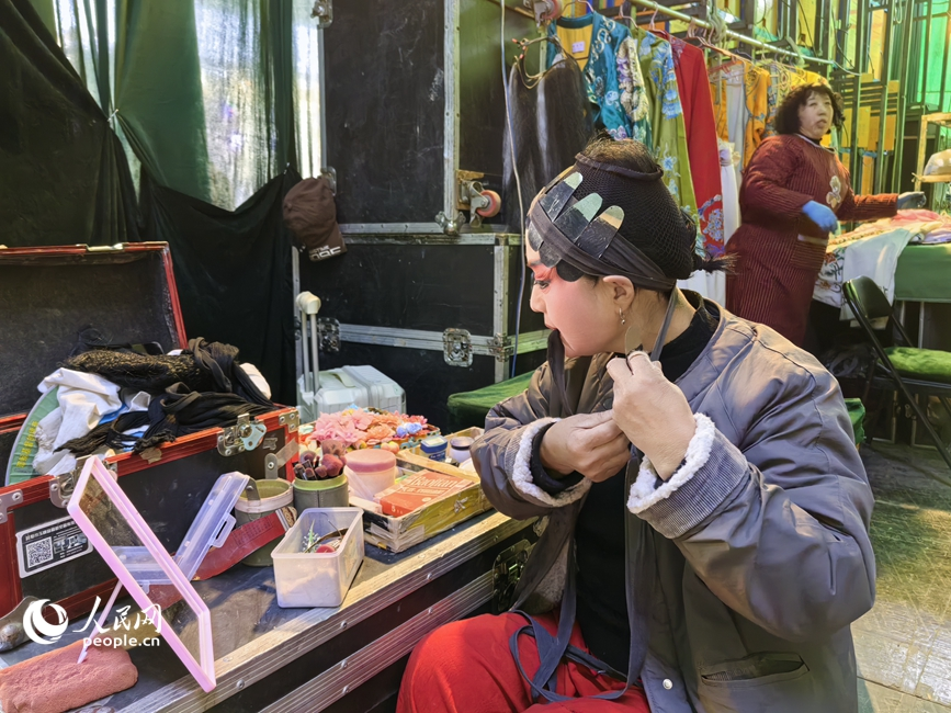 演員在後台化妝。人民網 辛靜攝