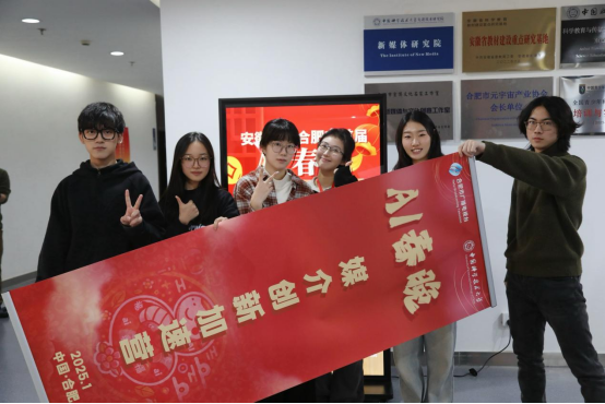   邵祺（左一）和小組成員們的合照。新華社發（錢梓睿攝）