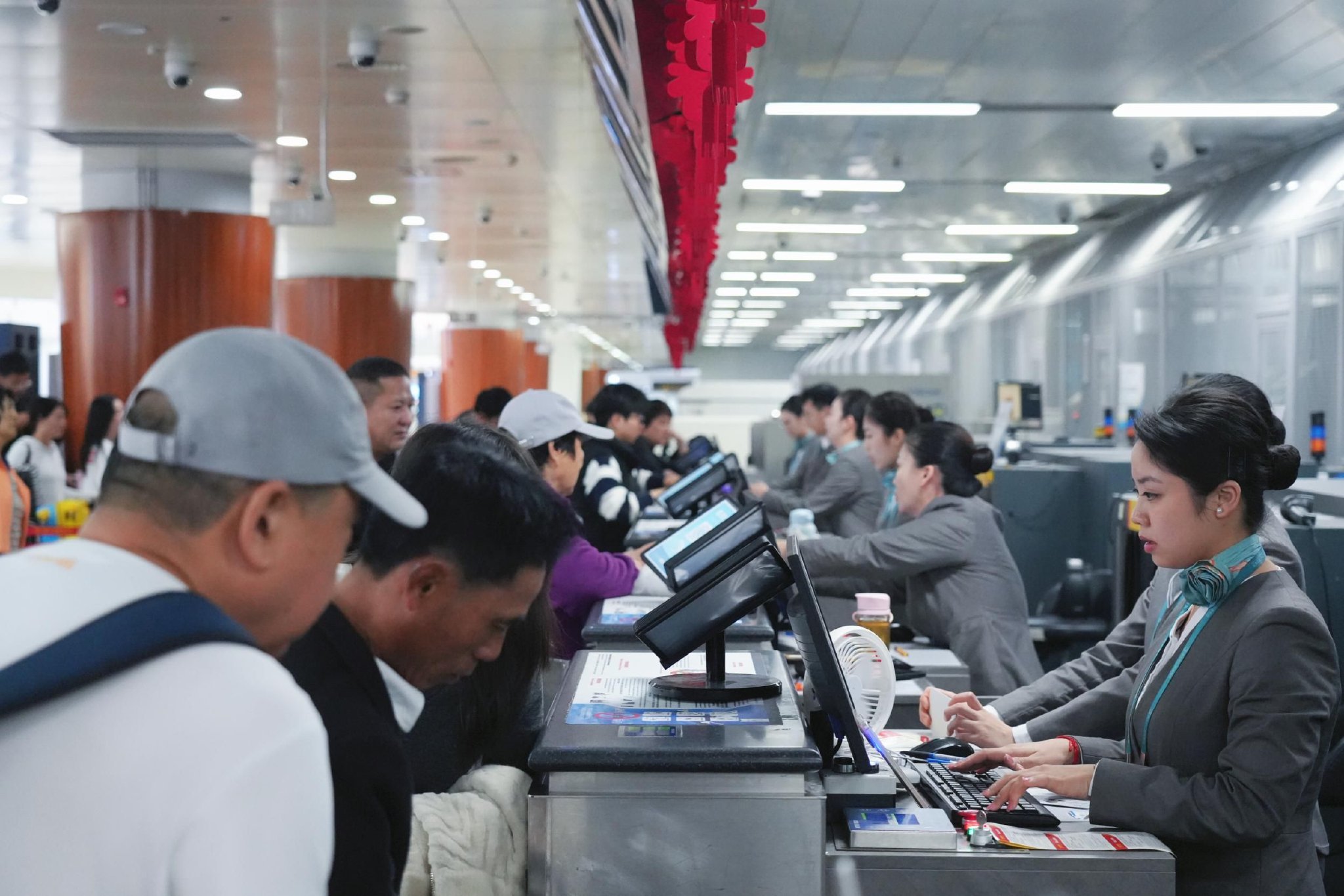 旅客在海口美兰机场办理值机手续。海口美兰机场供图