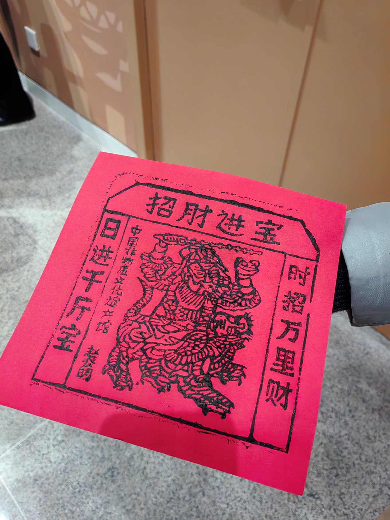 遊客展示拓印好的春貼。中國網 吳晨笛 攝