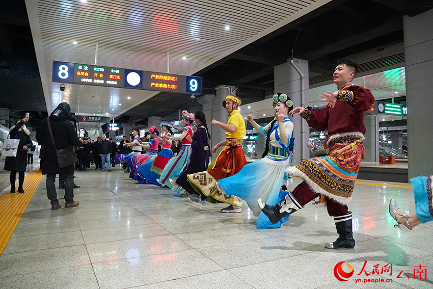 身著民族服裝的青年在站台表演民族歌舞歡送旅客。人民網記者 李發興攝