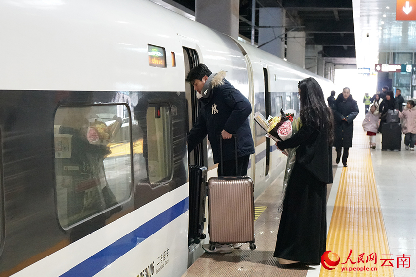 旅客在昆明南站登車。人民網記者 李發興攝