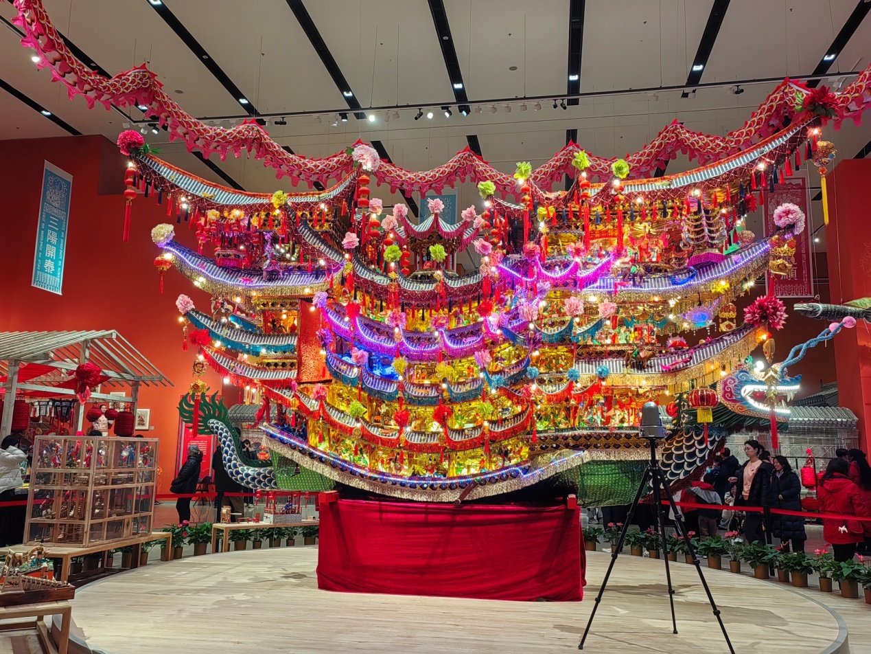 展廳中央的燈綵（樂清首飾龍），流行於浙江省樂清市。每年元宵節前後，樂清市都會舉行首飾龍遊行活動。中國網 吳晨笛 攝