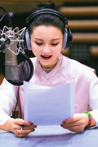 孙茜正在为春晚节目录制解说。受访者供图