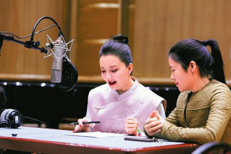 孙茜与导演王菲探讨解说风格。受访者供图