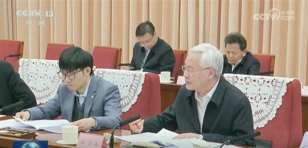 (央视新闻截图,左一梁文锋)