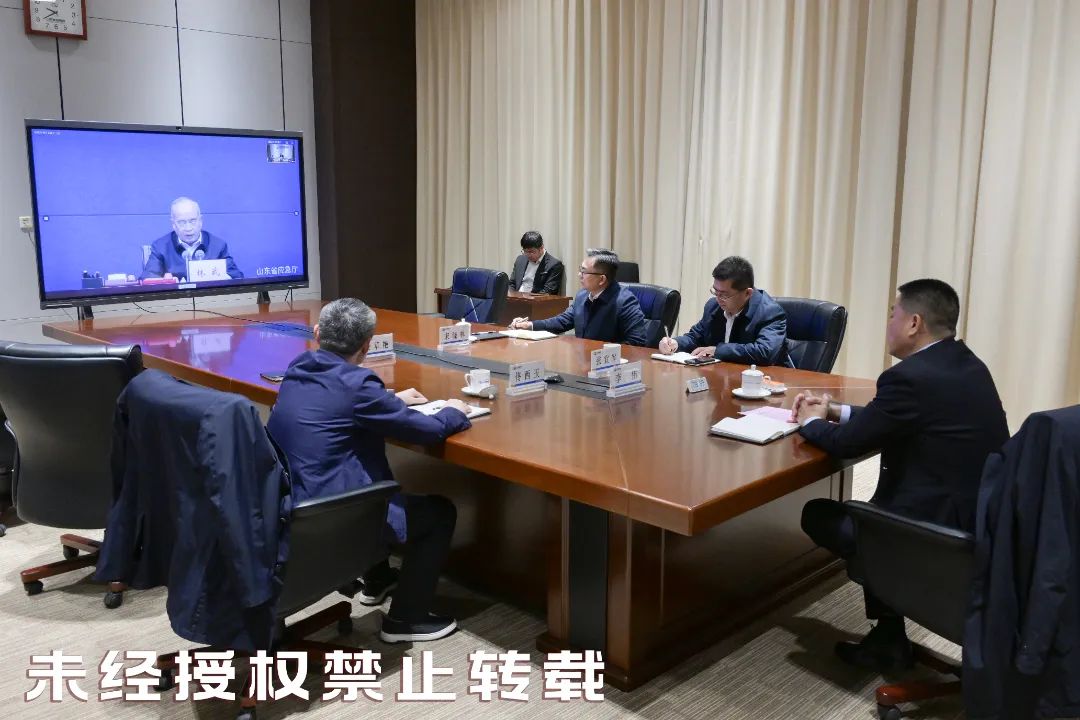 ▲李伟在分会场参加全省春节假期视频调度会