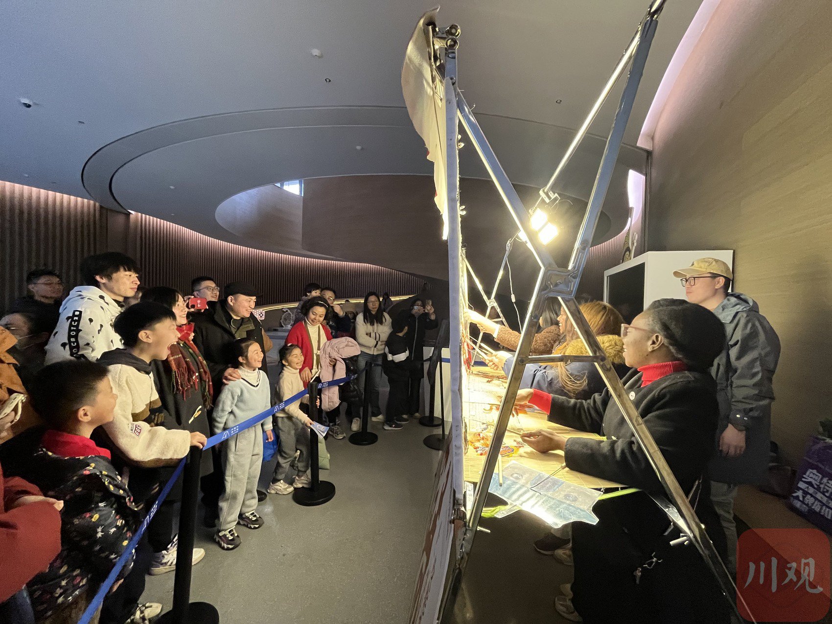 文化中国行丨皮影戏搬进美术馆，留学生演得好开心