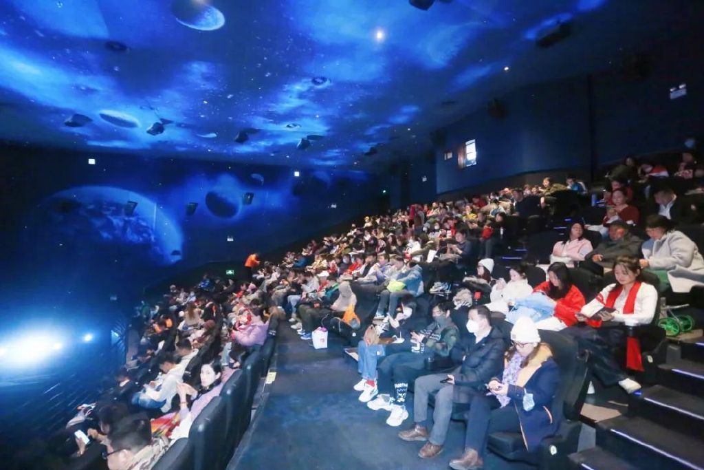 大年初一，上海某电影院内爆满 图/中新社 陈玉宇摄