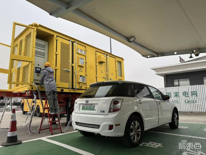 ▲FlashBot能源机器人和移动储能车（图源：新华社）