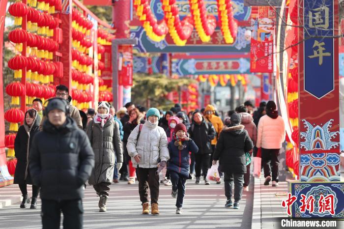 2月4日,北京龍潭廟會吸引民眾。當日,春節假期迎來最後一日,北京廟會熱度不減。王紫儒 攝