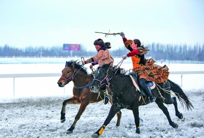 新疆博爾塔拉蒙古自治州博樂市賽馬場，當地群眾在進行女生追表演。新華社發