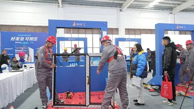 選手們正在進行門窗安裝比賽