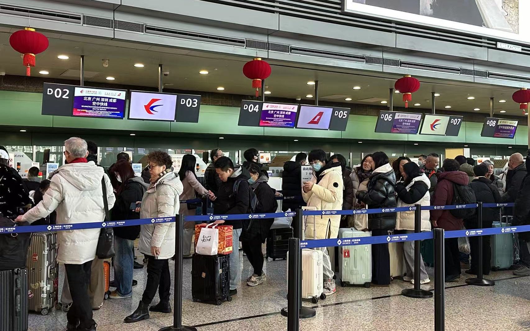 春节假期期间,旅客正在上海虹桥国际机场值机。中国东方航空公司供图