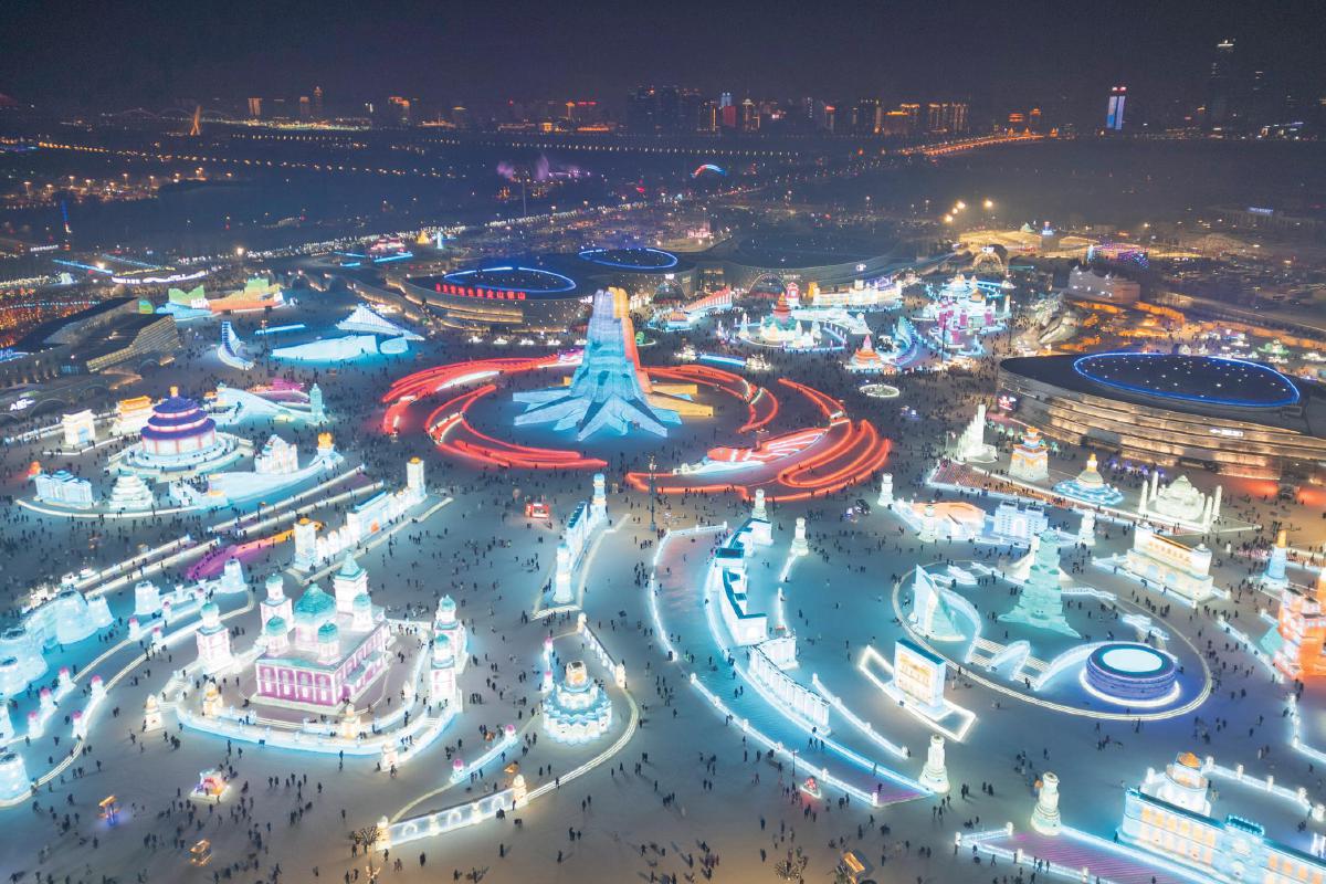 1月31日,遊客在哈爾濱冰雪大世界園區遊玩(無人機照片)。 新華社記者 張濤 攝