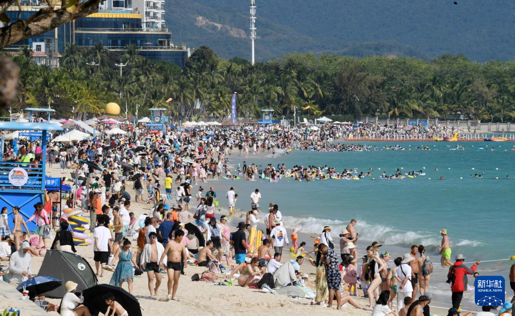 2月6日，三亚市大东海景区人头攒动。新华社记者 赵颖全 摄