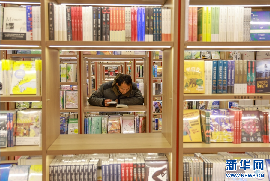 在雲南省曲靖市麒麟區新華書店，讀者正在閱讀（2月5日攝）。新華網發（孫文來 攝）