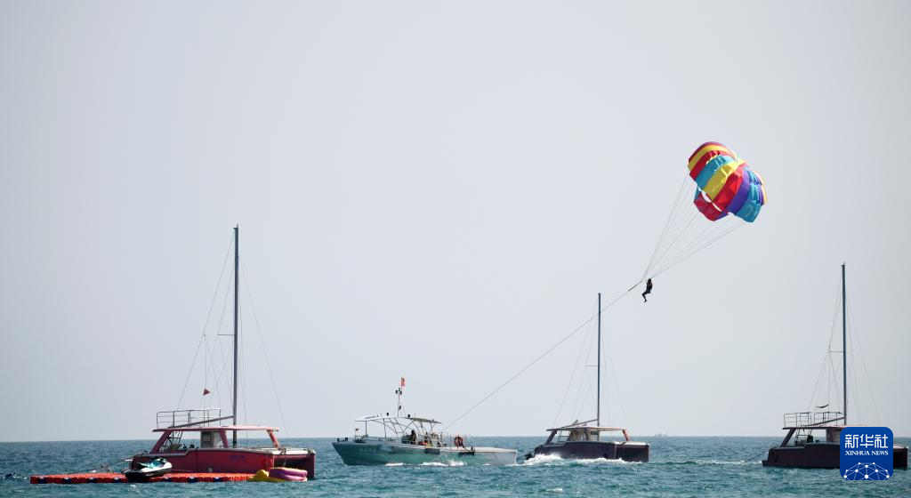 2月6日，游客在三亚市大东海景区体验海上项目。新华社记者 赵颖全 摄