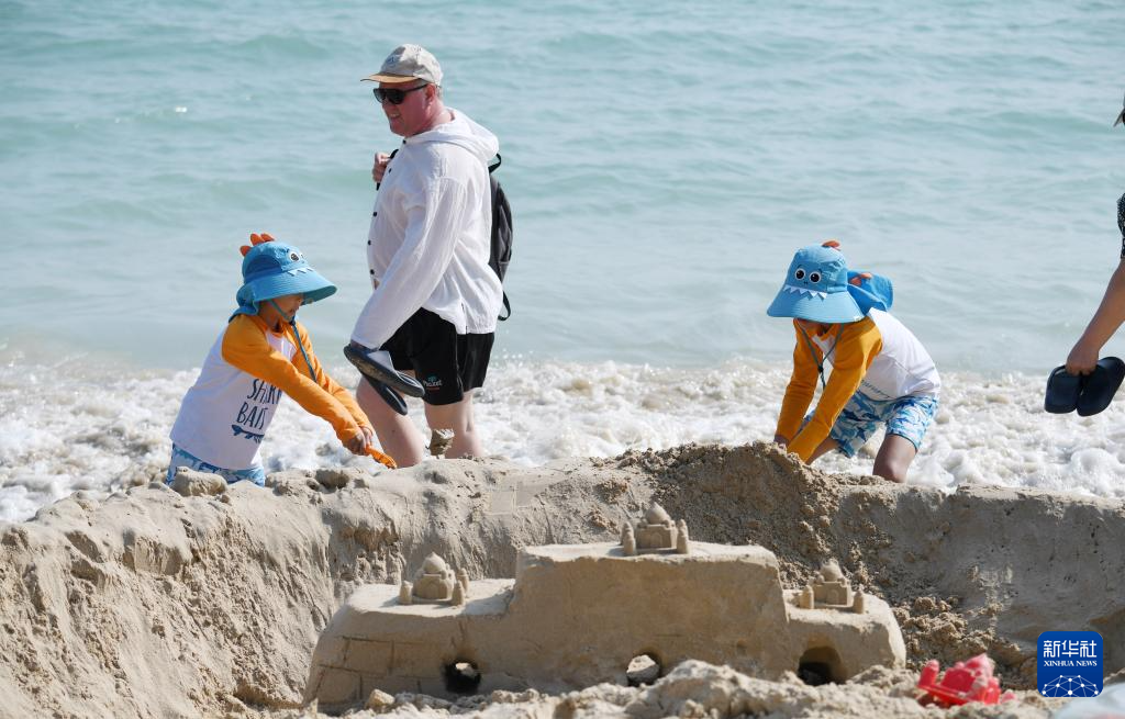 2月6日，游客在三亚市大东海景区沙滩上堆城堡。新华社记者 赵颖全 摄