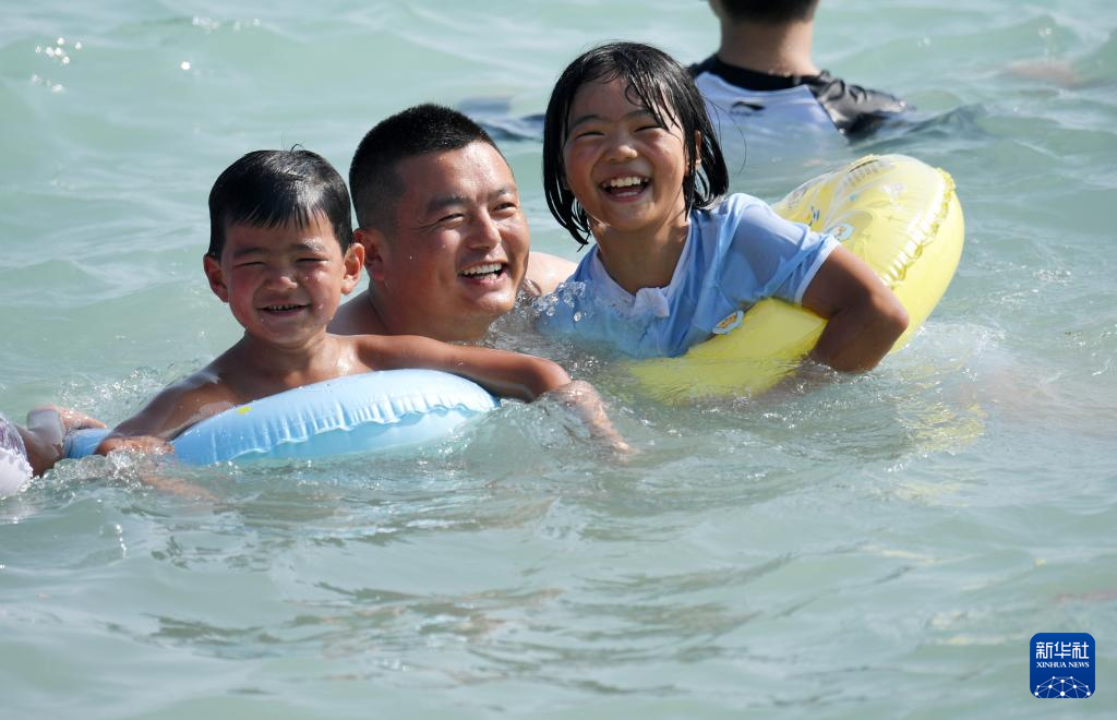 2月6日，游客在三亚市大东海景区游泳。新华社记者 赵颖全 摄