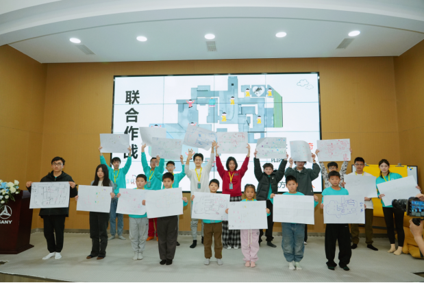 (孩子们团队协作)