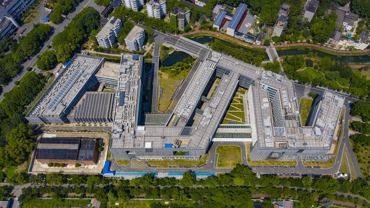 俯瞰幾何形狀湖北光穀實驗室外景。 （湖北日報全媒記者 魏錸 攝）