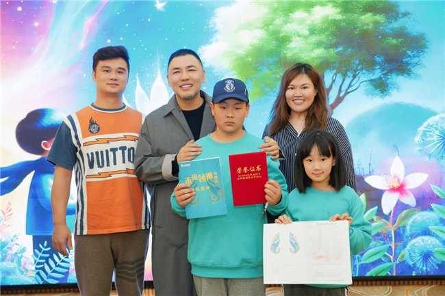 (今心老师与孩子及家长合影留念)